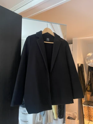 Zara kappa - Svart zara kappa. Använd en gång. Uppsydd men går att ta ned igen. 