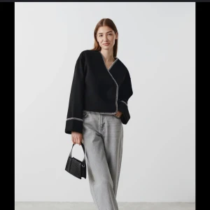 Jacka från Gina tricot  - Intressekoll på denna slutsålda jacka/kofta från ginatricot. Använd en gång så i bra skick. Köp direkt för 800kr💕 köpare står för frakten 