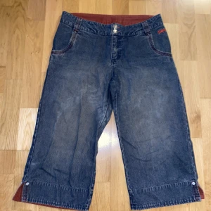 jeans shorts - Ett par trendiga jeansshorts som sitter jättesnyggt. De passar mig som är 174cm