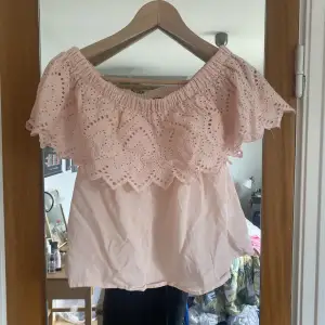 Off shoulder topp från Gina Tricot i storlek 34. Säljer då den är för liten för mig. 