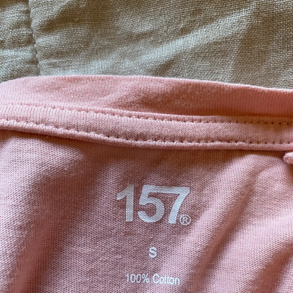 Säljer denna rosa t-shirten från Lager 157 i storlek S då den inte kommer till användning.. T-shirts.