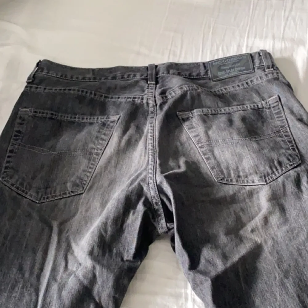 Ett par baggy jeans som ej kommer till användning skick 8/10 . Jeans & Byxor.