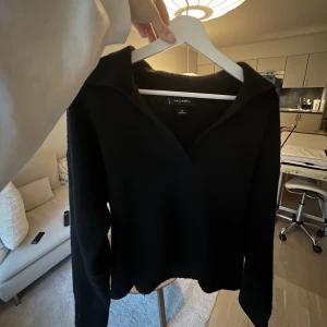 Stickad tröja - Stickad tröja med V-rigning. Sparsamt använd därav i väldigt fint skick💞 köparen står för frakt