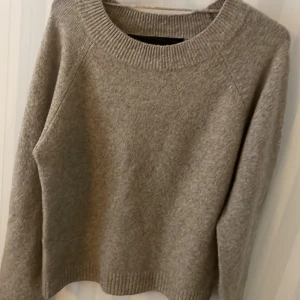 Tröja - Jätte snygg vero Moda tröja i färgen beige🤍