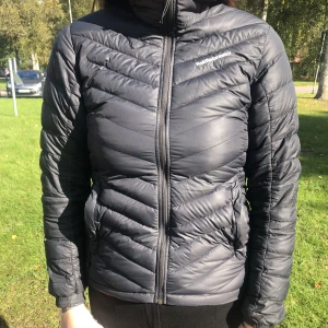 Peak performance jacka - Hejsan! Säljer nu min gamla peak jacka som har några år på nacken, den har lite hål i ärmarna pga en liten valp där hemma, den har lite missfärgning vid kragen, som jag kan skicka bild på vid intresse, nypris 2500kr