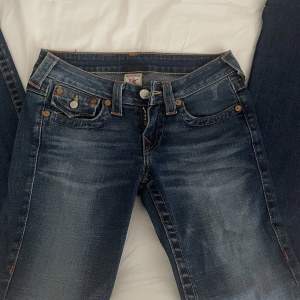Jätte snygga lågmidjade true religion jeans i storlek 27. Säljer då de är för små för mig💕