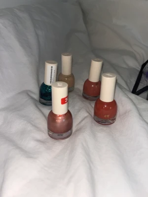 5 st nagellack vissa nya  - 5 st nagellack 2 st helt nya och 3 testade Desinfekteras givetvis 