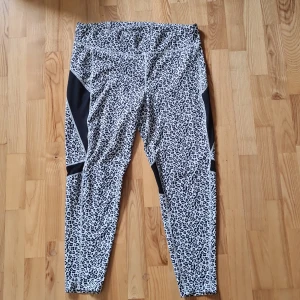 Bpc aktive wear snygga träning byxa Nyskick! Stl 48/50 - Endast provades , nyskick!  Bonprix Stl XL 48/50  Skön elastisk material! Svart- vit 