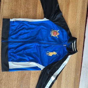 Sällsynt Polo Ralph Lauren zip sweatshirt. - Denna tröjan är köp i Skagen på deras ralphlauren butik. Den är köpt i barnstorlek XL. Vilket motsvarar till ungefär S i man storlek. En mycket snygg tröja med lite mer ”tränings” aktigt material. Inget fel på den och den är i toppskick!