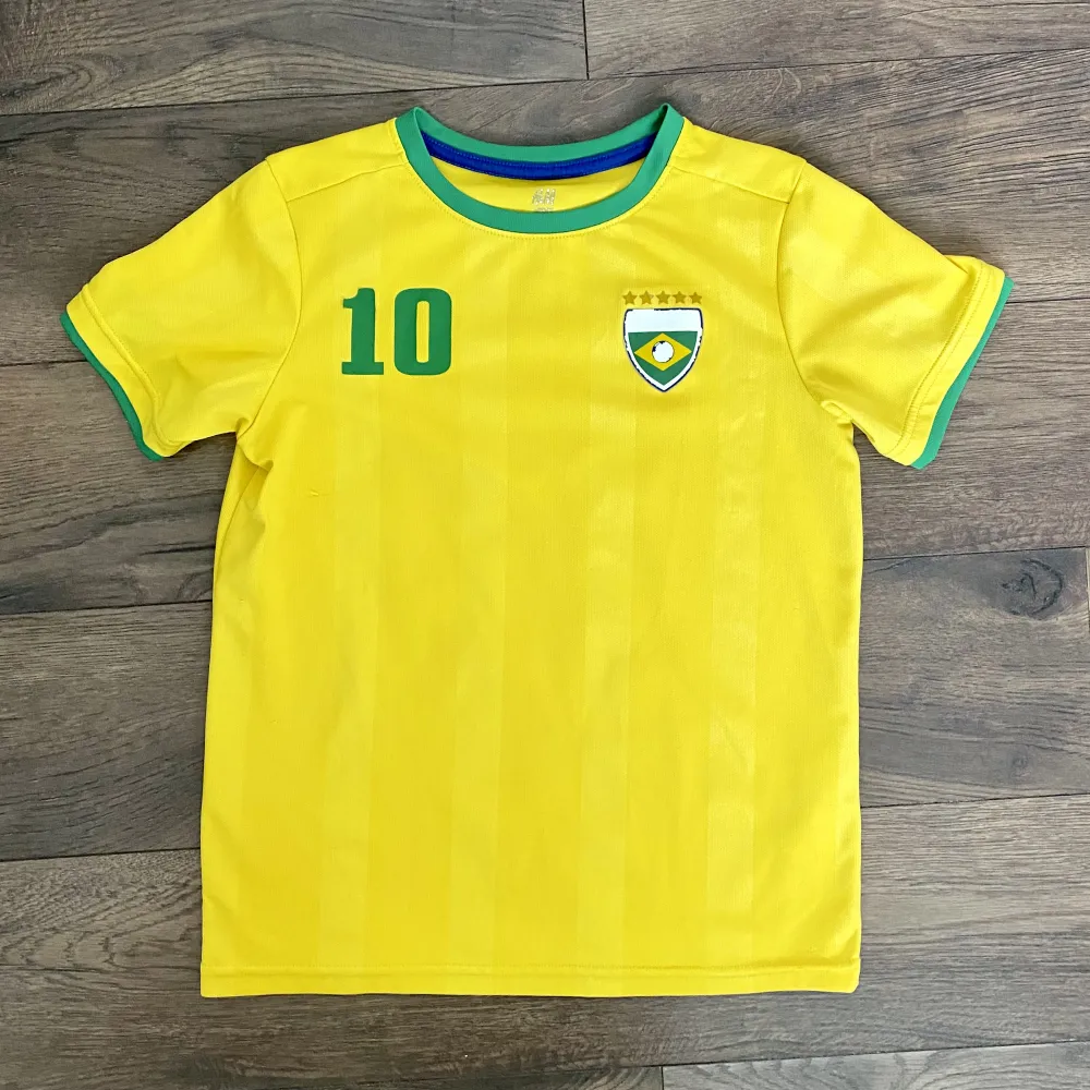 En brasil T-shirt. Använt skick, sitter som Xs/s !🇧🇷💗. T-shirts.