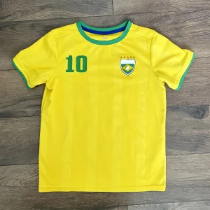 Brasil T-shirt  - En brasil T-shirt. Använt skick, sitter som Xs/s !🇧🇷💗