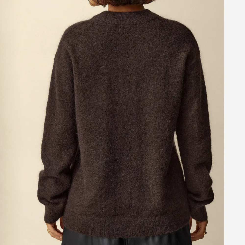 brun tröja från cubes, storlek XL fast passar som XS, för färget ser på andra bilden . Stickat.