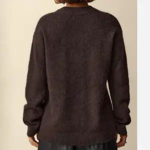 brun tröja från cubes, storlek XL fast passar som XS, för färget ser på andra bilden 