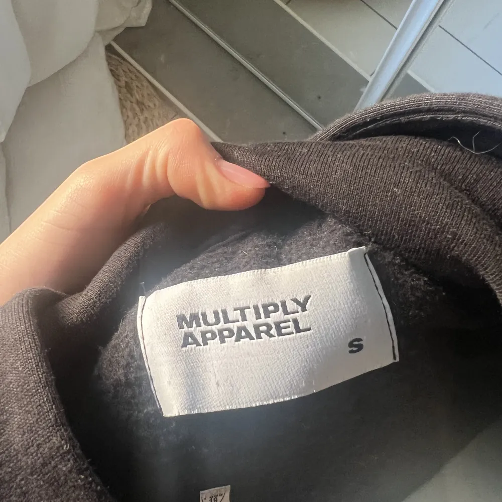 Svart Multiply apparel hoodie med tryck bak. Fint skick. Nypris 899,67kr . Hoodies.
