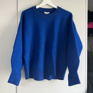 Blå stickad tröja - Lite glittrig tröja, syns på bilden. Jättefin till ett par ljusa jeans. Inga noppor eller liknande, ser så gott som ny ut