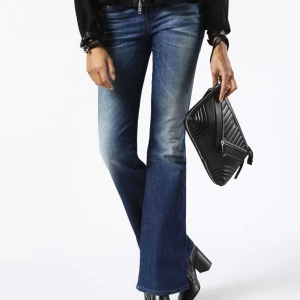 Bootcut lowwaist diesel jeans - Skicket som nya. Skriv för fler bilder 🫶⚡️🤍