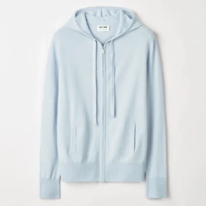 Soft goat zip up - Intressekoll på min favvo zip up från soft goat!🤍🤍100% kashmir. Inte säker på om ja vill sälja <3 Kan tänka mig byta till en annan färg eller en annan kashmir tröja. Storlek S men skulle säga att den är mer som en XS. Bud på 1500!