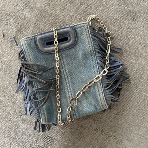 Jeans maje väska - Absolut sötaste väskan från MAJE i jeans tyg. Älskar verkligen den. Använd men fortfarande i bra skick❤️‍🔥