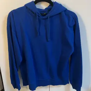 Skir snygg blå hoodie. Den är knappt använd och sticker ut. Den är väldigt mjuk. 💞