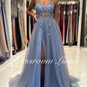 Balklänning Dressroom linne  - Med sorg måste jag sälja min vackra balklänning från dressroom linne. Använd på min bal 2022 och har inte används sedan dess så nu är det dax för den att klä någon annan som en prinsessa💙 Kan skicka fler bilder 🥰 Nypris 4500kr