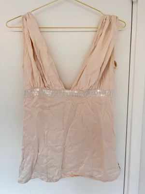 Linne - En söt topp som är bar i ryggen och med samma skurning framtill. Den har dragkedja i sidan! Den är inköpt på vintagebutik i Budapest så vet inte vad märket är! Mycket fin till festliga tillfällen