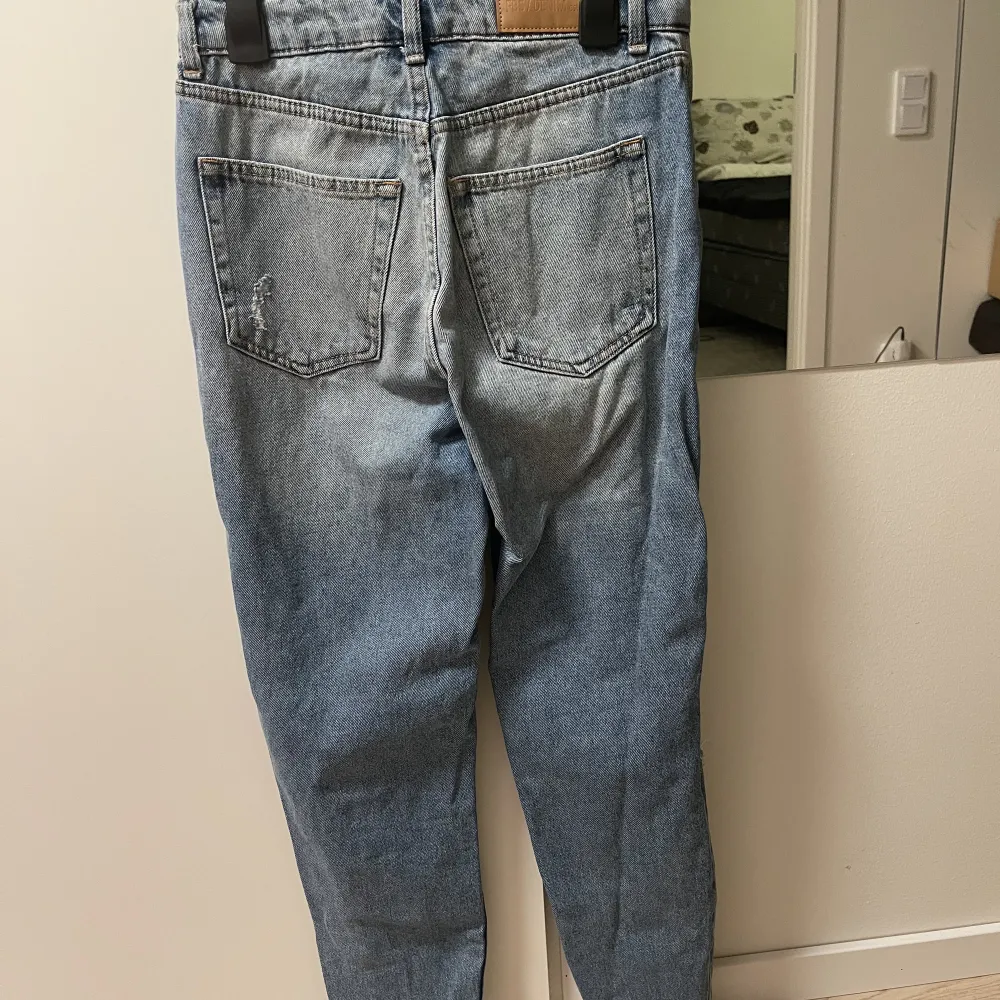 Sköna jeans i bra kvalite  Använda men är i bra skick 💗 Säljer då de har blivit för små för mig . Jeans & Byxor.