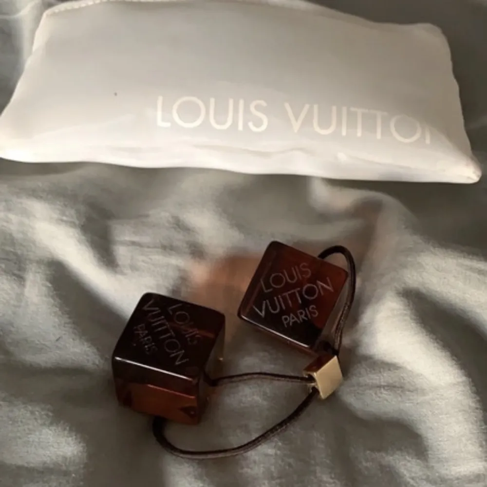Vintage och finns inte att köpa längre, den lilla Louis Vuitton påsen ingår. Accessoarer.