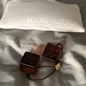 Vintage och finns inte att köpa längre, den lilla Louis Vuitton påsen ingår