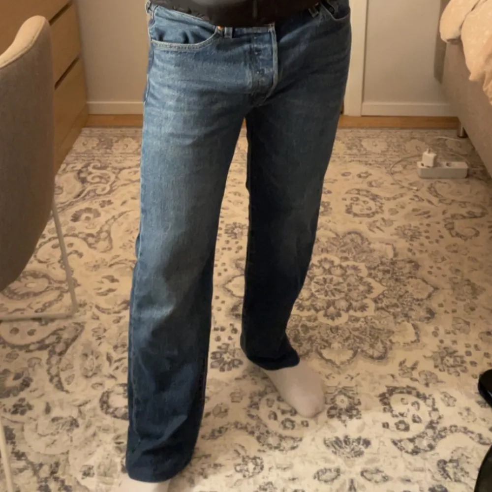 Mörkblå 501 Levis Jeans.  Waist 33 Lenght 32 (omsydda till längd 30)   Bra skick på byxorna och knappt använda. . Jeans & Byxor.