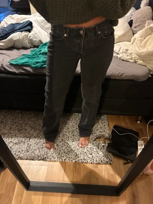 Low waist jeans - Skitsnygga bekväma low waist straight jeans som inte kommer till användning längre. Passar till allt.