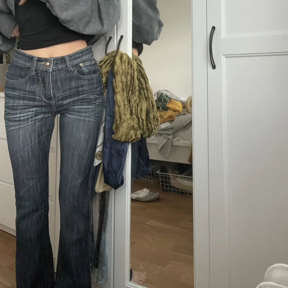 Jeans med fina detaljer på rumpan. Thrifted!  Perfekta i längden på mig är 158cm! . Jeans & Byxor.