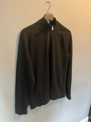 Half zip - Sjysst halvzip från hm i bra skick men nopprig bara att höra av sig vid funderingar pris går att diskutera vid snabb affär 