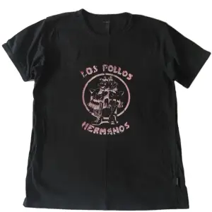 Unik T-shirt med handgjort ”Los Pollos Hermanos” tryck på!! (Trycket håller i tvätten, tvätta ut och in) trycket är vit/röd/rosa