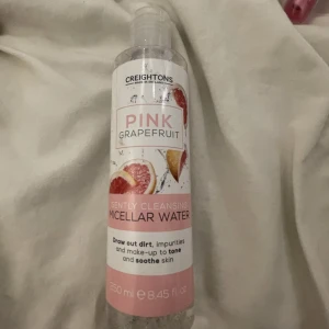 Sminkborttagning - Läs bio! OBS! Locket har gått av lite men är inte helt av. Sminkborttagning från creightons med pink grapefruit doft💗ca 65% kvar, se bild två för att se hur mycket det är kvar 