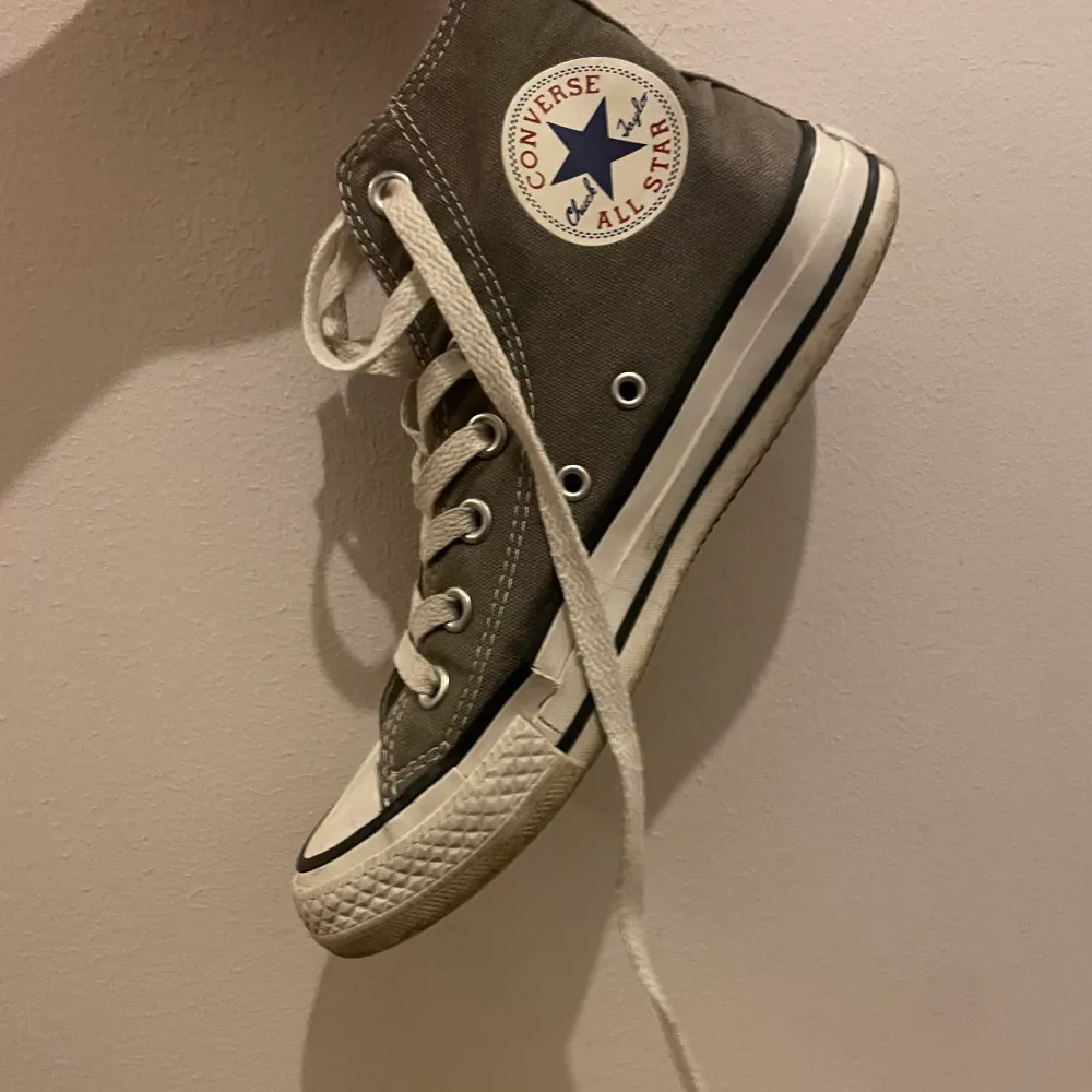 Beige/bruna converse storlek 37 lite defekter fram därav priset. 150kr plus frakt. Skor.