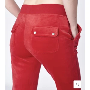 Röda juicy byxor  - Köpta på Raglady i Göteborg. Jätte snygga juicy byxor! Storlek Xs. Lite smutsiga nere vid fötterna men annars i gott skick! Är öppen för byten mot ett par svarta eller mörkblå i xs/xxs