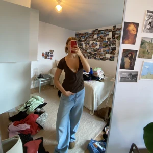 Brun topp  - Brun topp med snygga detaljer och knappar