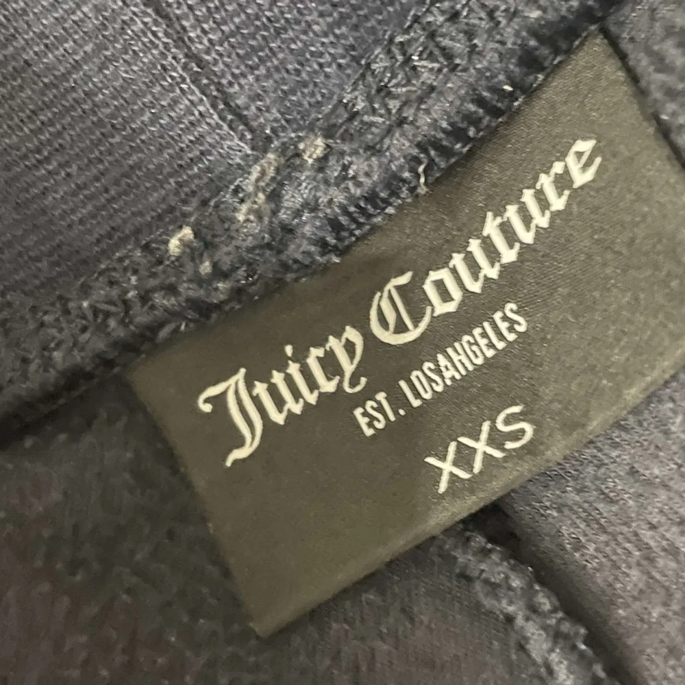 Juicy couture byxor i bra skick, Stl xxs men passar som en xs. De har bra längd på mig och jag är 1,58💕. Jeans & Byxor.