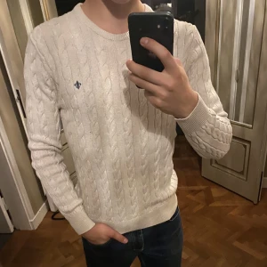 Kabelstickad Morris-M men passar S - Om du vill ha en stilig stickad tröja till hösten och vintern så köp denna. Modellen i bilden är 176Cm, och tröjan har bara använts ett få gånger och därför har inga defekter. Skicket är 9/10. Original priset är 1699 medans mitt pris är bara 549kr.