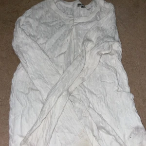 Kofta - Kofta som går att knäppa, köpt från Ullared, använd vara en gång då den aldrig med kom till användning! Storlek:S