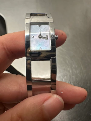 Calvin Klein klocka  - Jätte fin Calvin Klein klocka. Givetvis äkta. Med pärlemostenar i urtavlan 