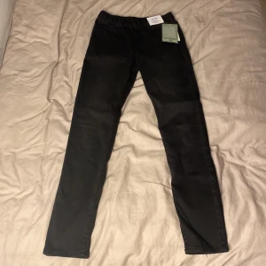 Svarta leggings jeans  - Svarta leggings jeans aldrig använda. 9-10 år 