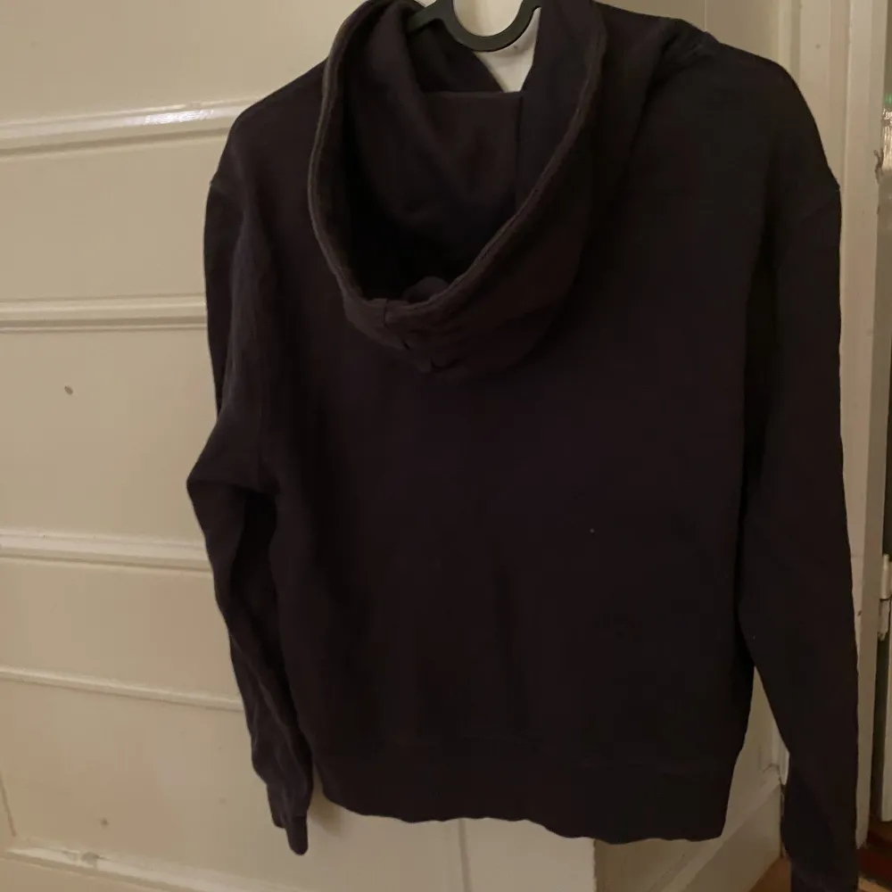 Hej, säljer min Axel Arigato  hoodie på grund av att den är för liten. Den är grå svart och storlek s i gott skick. Prutbart.. Hoodies.