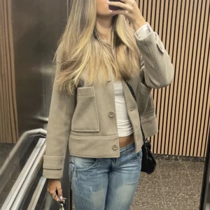 Kappa Beige  - Säljer min kappa från Kappahl i storlek S. Köpt för ca 2 månader sedan för 900kr men säljer den för köpte en ny❤️ Skriv för bilder å frågor!