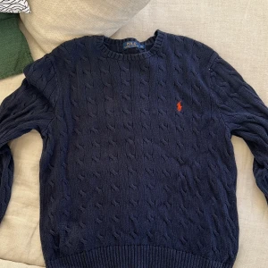 POLO RALPH LAUREN HERR TRÄJA - FRÄSCH POLO RALPH LAUREN TRÖJA. Använd ett fåtal gånger. Ordinarie pris 1200kr