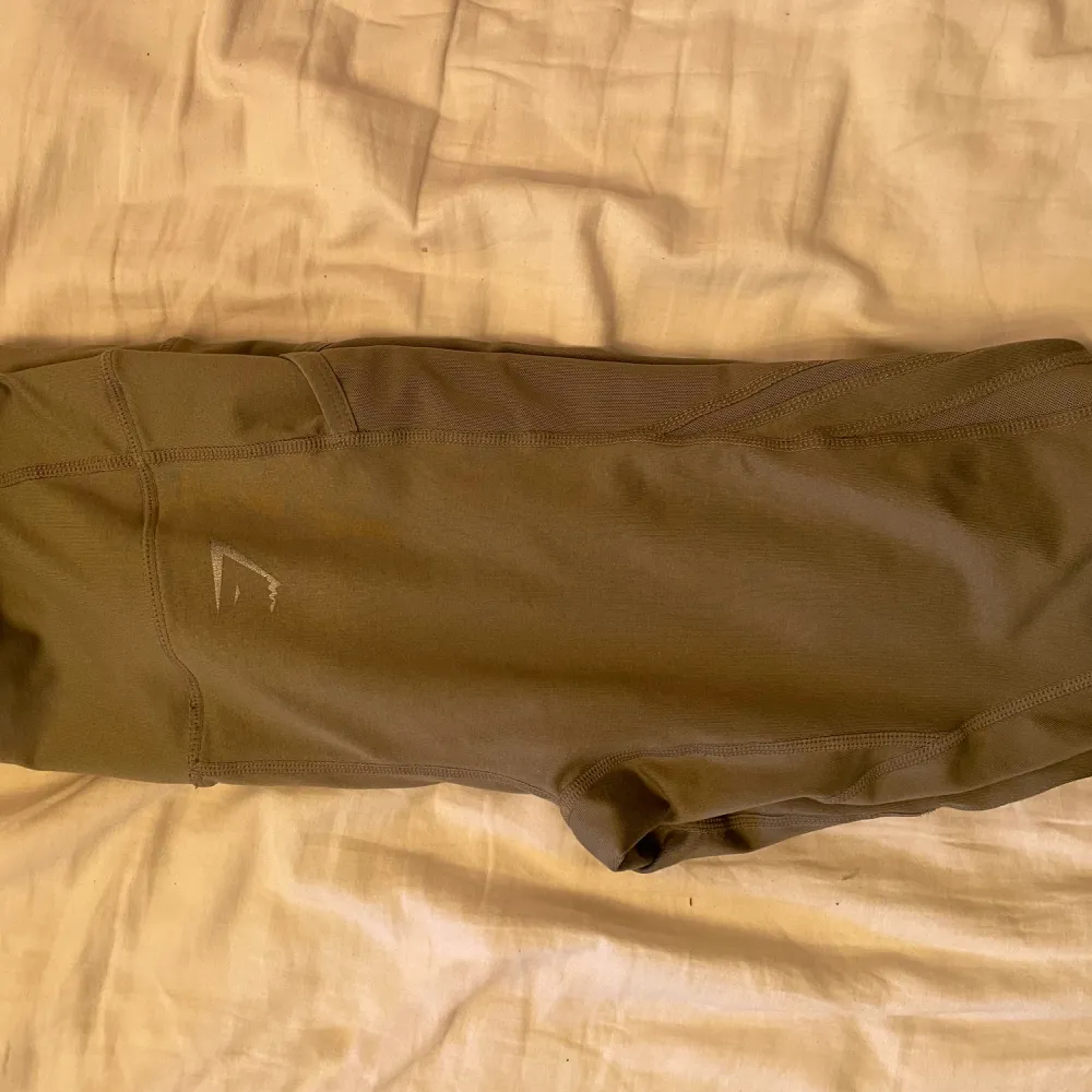 Militärgröna tights från gymshark, använda några få gånger, bra skick. . Jeans & Byxor.