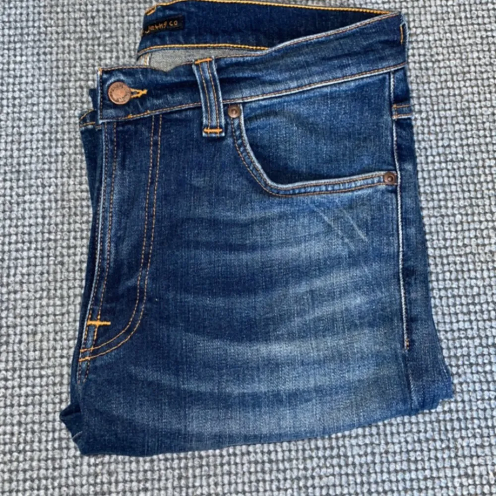 Helt nya Nudie jeans, 1600 var nypris. Lappen bak har vi tagit av då den skavde och inte såg bra ut.. Jeans & Byxor.