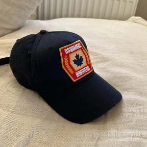 DSQUARED2 KEPS  - OANVÄND FRÅSCH DSQUARED2 KÖPT PÅ NK FÖR 1500kr