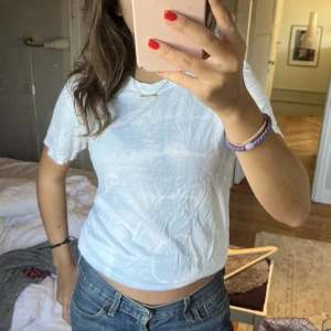Tie dye tshirt - Säljer denna nästintill oanvända tie dye tshirt! Så cool. Strlk xs men funkar jättebra på mig som är en S/36/38 , så skulle säga att den är lite större i storleken.