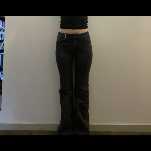 Low waist jeans - Supercoola low waist jeans🤩  Svart/gråa  Pris kan diskuteras   Storlek 34  Hör av dig vid frågor🥰